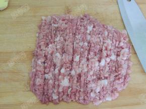 将猪肉用刀剁成有粘性的肉糜