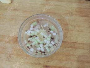 葱白、姜丝、花椒放入碗中，倒入开水浸泡，冷却后过滤成葱姜花椒水