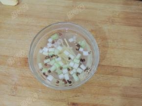 葱白、姜丝、花椒放入碗中，倒入开水浸泡，冷却后过滤成葱姜花椒水