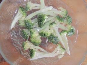 西兰花掰成小块放入淡盐水中浸泡半小时