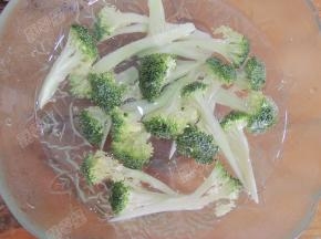 西兰花掰成小块放入淡盐水中浸泡半小时