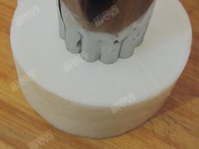白萝卜切段，用模具取形