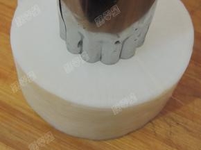 白萝卜切段，用模具取形