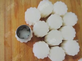 另取一个小号的模具，挖出内洞，用小勺轻轻将内洞的萝卜肉去掉