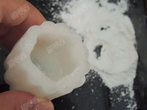 将白萝卜均匀抹上生粉