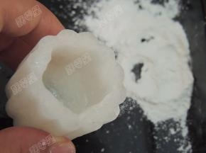 将白萝卜均匀抹上生粉