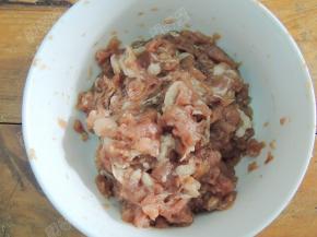 在装有肉泥的碗中加入盐、生抽、料酒、白胡椒粉、白糖、牛肉粉等调味品，顺一个方向搅拌，一边搅拌一边加入葱姜花椒水，搅拌至有粘性