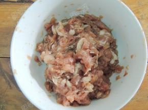 在装有肉泥的碗中加入盐、生抽、料酒、白胡椒粉、白糖、牛肉粉等调味品，顺一个方向搅拌，一边搅拌一边加入葱姜花椒水，搅拌至有粘性