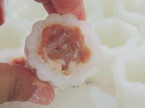 然后填满肉馅，抹平