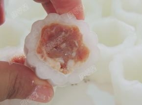 然后填满肉馅，抹平