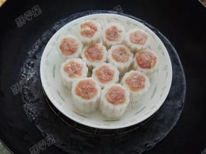 锅中水烧开，将制作好的白萝卜盅放入锅中，隔水蒸十分钟