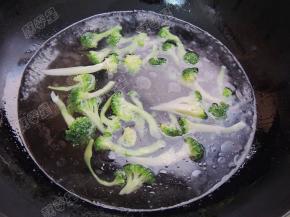 锅中倒入热水，加两勺盐，少量油，将西兰花倒入锅中焯水，变熟后捞出