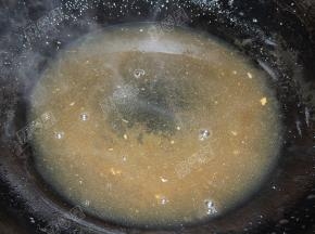 锅中倒入蒸萝卜盅的原汁，加入一勺蚝油，煮开后淋入适量水淀粉，边倒边轻轻搅拌