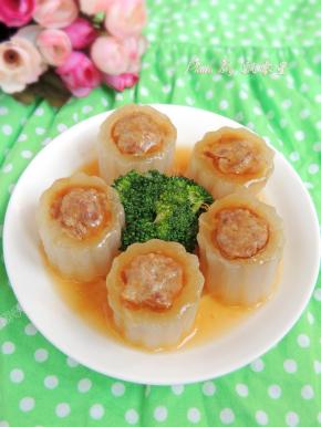 将白萝卜盅摆盘，放入西兰花，浇上调制好的欠汁就大功告成啦！