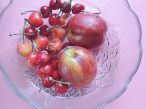 樱桃和油桃是带皮吃的，所以放进淡盐水里面浸泡片刻再用凉白开冲洗一遍