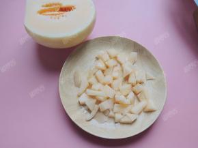 甜瓜取果肉切成小块