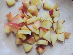 油桃取果肉切成小块，樱桃去蒂去籽，火龙果切小块