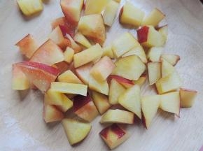 油桃取果肉切成小块，樱桃去蒂去籽，火龙果切小块