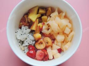 将所有切好的水果放入碗中