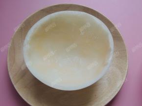 取出果肉的甜瓜皮留作装沙拉的容器