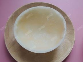 取出果肉的甜瓜皮留作装沙拉的容器