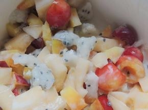 将酸奶和果粒拌匀成沙拉