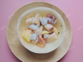 将果粒沙拉装入甜瓜皮做成的容器中