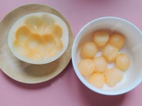 香瓜对半切开，用挖勺器挖出球形