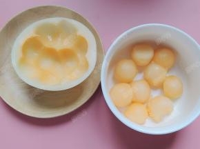 香瓜对半切开，用挖勺器挖出球形