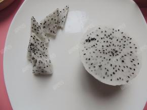 火龙果去皮，一部分果肉切成小三角形，一部分果肉挖成球形