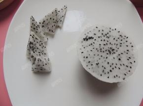 火龙果去皮，一部分果肉切成小三角形，一部分果肉挖成球形