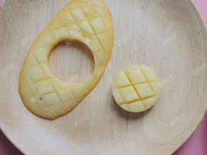 用饼干模切出一块圆形