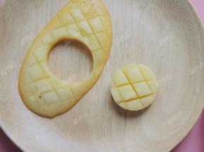 用饼干模切出一块圆形