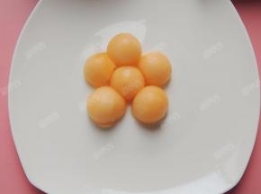 六个香瓜球摆出花朵的形状