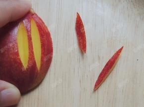 油桃切出两小片叶子形状