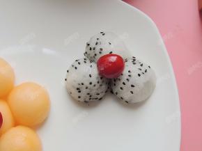同样方法，三颗火龙果球摆成一朵花，樱桃花心
