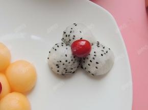 同样方法，三颗火龙果球摆成一朵花，樱桃花心