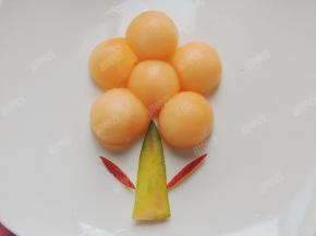 用切下来的油桃当叶子