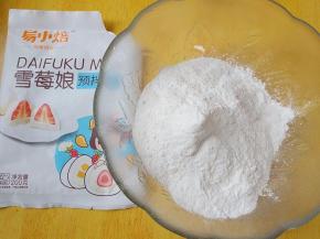 雪媚娘预拌粉倒入碗中
