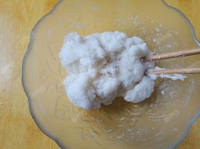 一般倒水一边用筷子搅拌成团