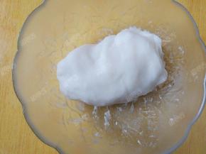 戴上一次性手套揉成光滑有弹性的面团