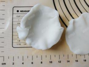 擀成薄片，铺在一个蛋挞模上