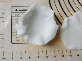 擀成薄片，铺在一个蛋挞模上