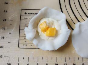 放一勺奶油，加芒果块，盖上奶油