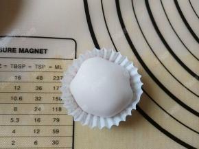 包起来，收口朝下，放入纸托中，放入冰箱冷藏二小时即可食用