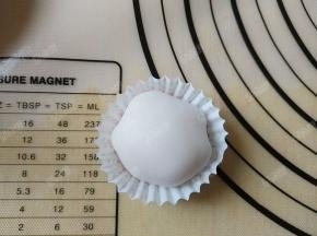 包起来，收口朝下，放入纸托中，放入冰箱冷藏二小时即可食用