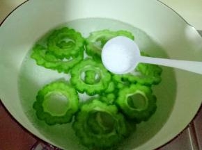 加一勺盐(这样可以保持苦瓜原有的鲜绿色)