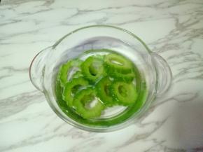 焯水后捞出立即过冷水。