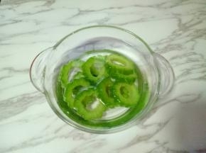 焯水后捞出立即过冷水。