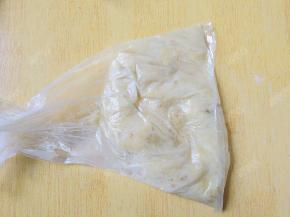 香蕉去皮放入保鲜袋中，加入柠檬汁，用手掌压成香蕉泥
